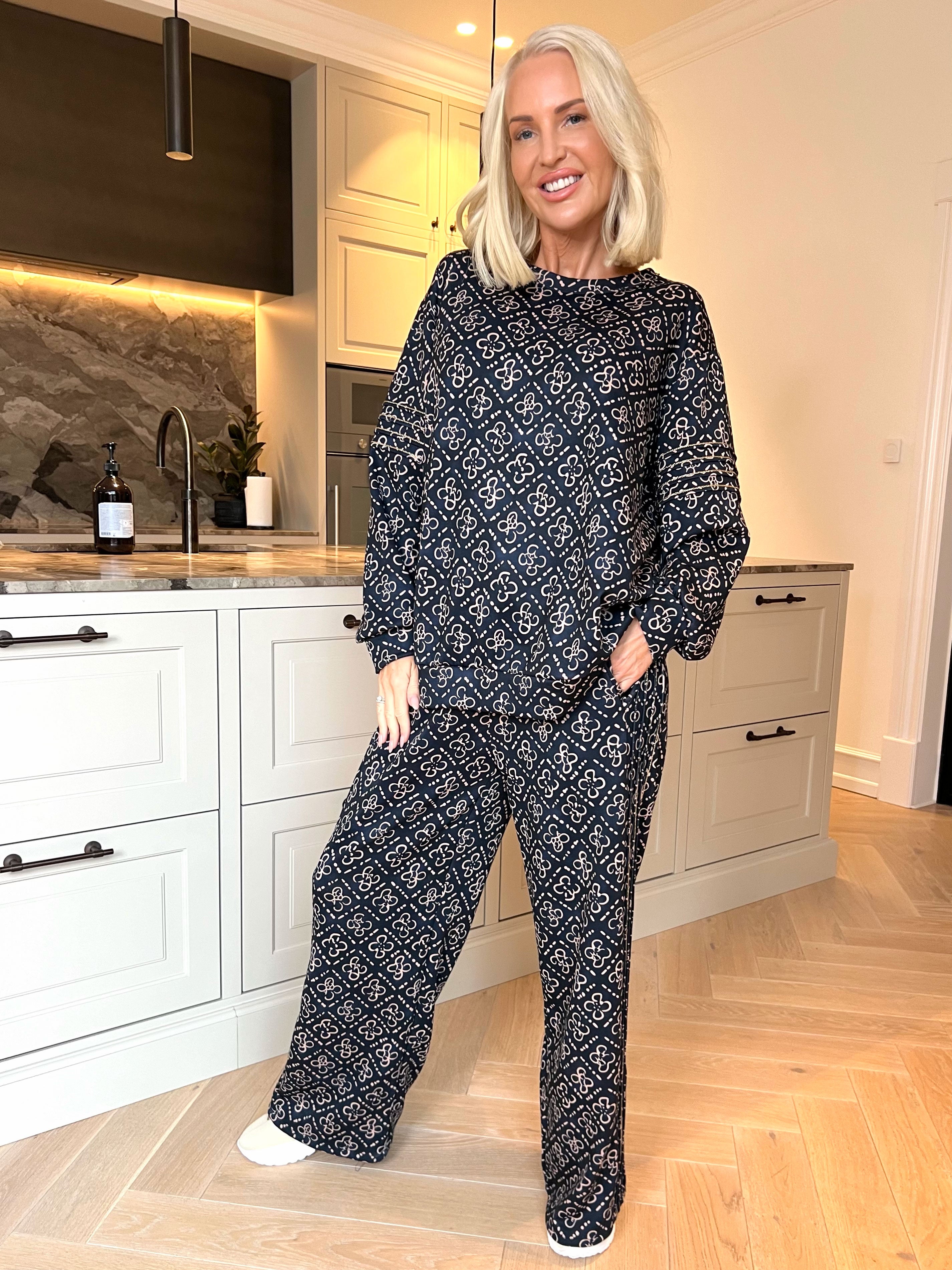 Dream Pattern - Plus size joggingsæt i viskose med trendy print, gulddetaljer og ribkanter